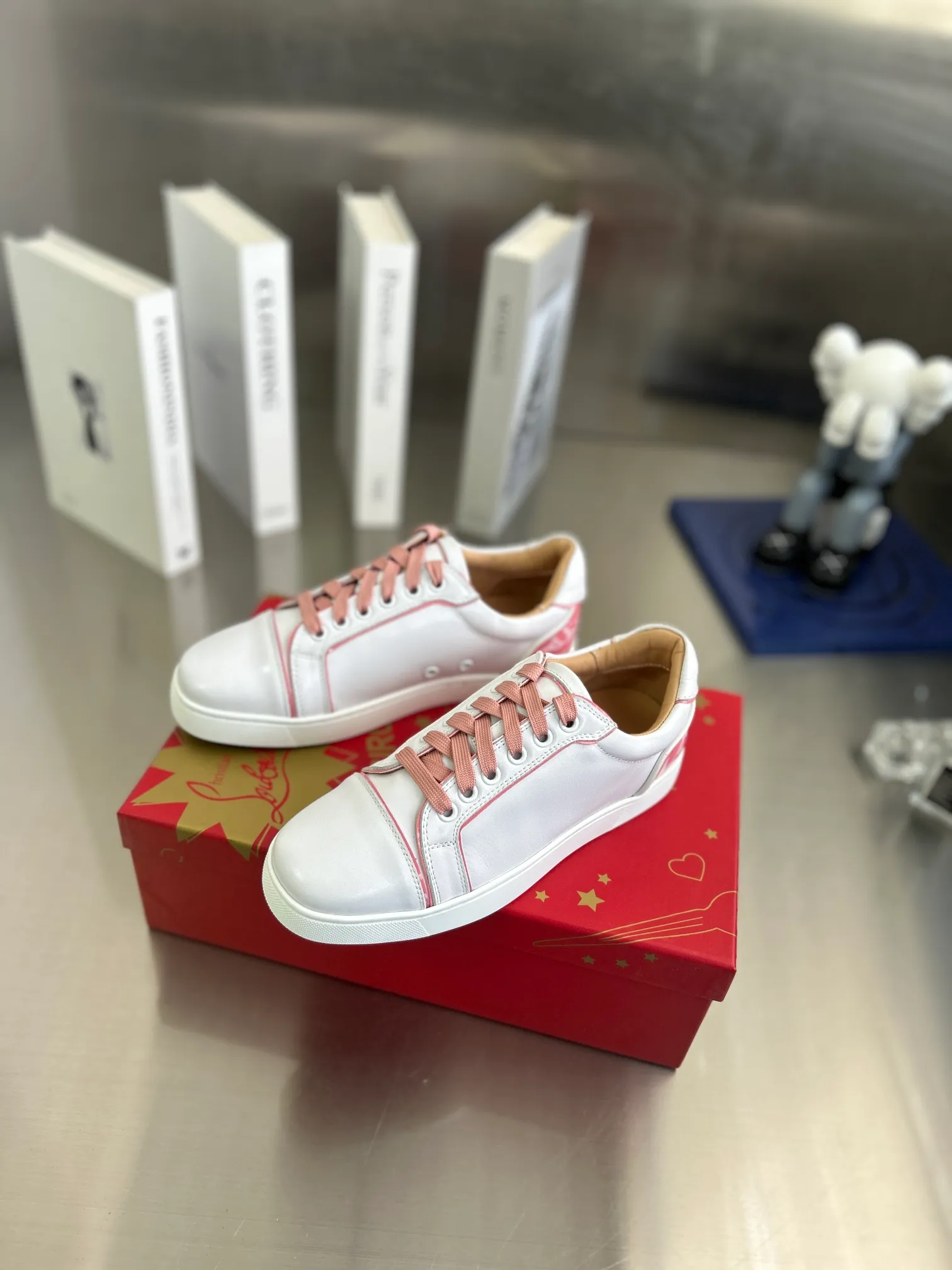 👟👟Ex-factory price 680👟👟 ╔Low-top back printed pink and white model╗ ·Top version customization·²⁰²²𝐬𝐬 𝑪𝒉𝒓𝒊𝒔𝒕𝒊𝒂𝒏 𝑳𝒐𝒖𝒃𝒐𝒖𝒕𝒊𝒏 ▪️No matter the last shape, fabric, diamonds, nails, lining, outsole, they are as close as possible to ZP... ▪️The original sole is specially provided by the original factory ▪️The lining is imported water-dyed cowhide ▪️Private customization time is about 3-7 days —————— Size: Women's 35M-41M Men's 38M-47M, half size can be customized